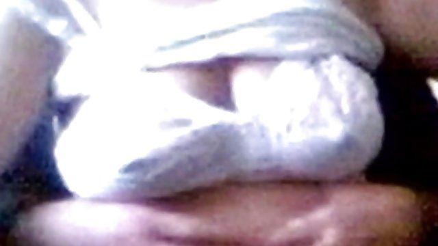 女同性恋的老母亲在停乳房
